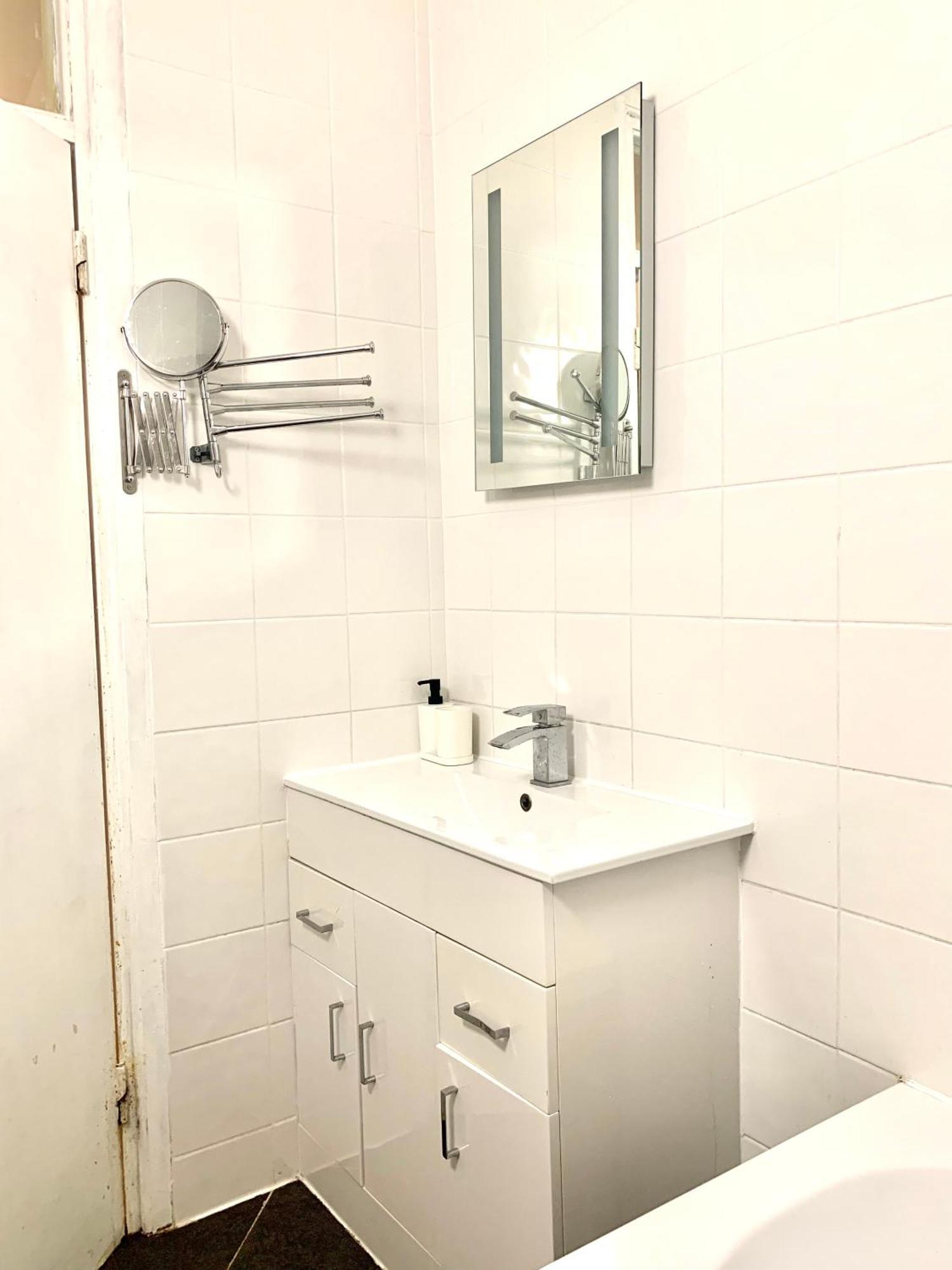 Cosy 2 Bedroom Apartment In Swiss Cottage. Londýn Exteriér fotografie